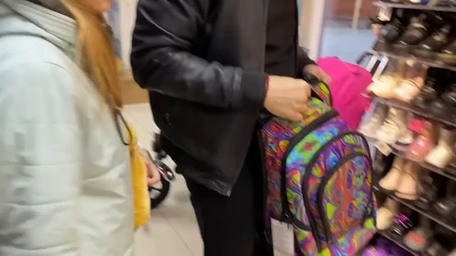 Алиса купила НОВЫЙ РЮКЗАК и ПЛАТЬЕ на праздник! Alice bought a new backpack in shop ! смотреть онлайн