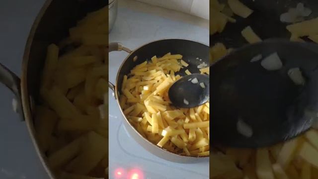 Картошечка с грибами (оленьи рожки, колпаки, сыроежки) 2020/ вкусные заводские круасаны на десерт. смотреть онлайн