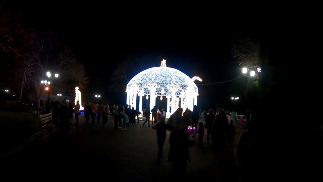 В Севастополе зажгли главную новогоднюю ёлку города. Новогодний Севастополь 2021. Крым сегодня. смотреть онлайн