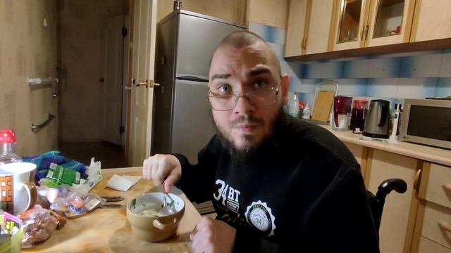 Обжор мукбанг ем домашняя еда ужин завтрак щавельный суп и гречка с мясом и мое мнение 22-23 02