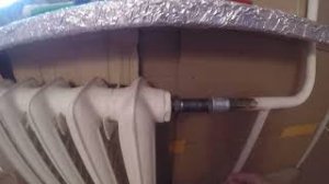 Течь из-под гайки чугунной батареи. Ремонтируем.