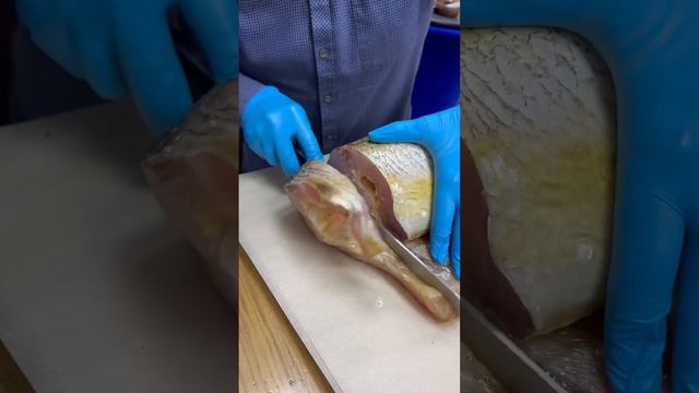 Режем нельму! Ребят, это не передать, какая же она вкусная? #азбукасевера #нельма смотреть онлайн
