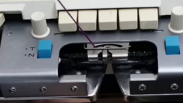 BROTHER KH588. Как заправить нити в нитевод платинга. Threading the Plating Yarn Feeder смотреть онлайн