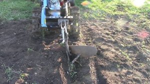 Пашем огород плугом при помощи адаптера КТЗ. Копай с адаптером КТЗ.