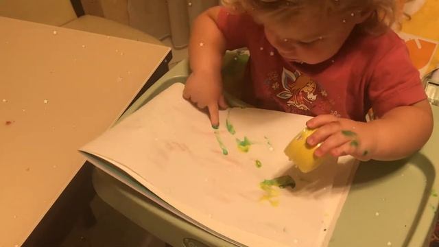 Озорные близнецы рисуют красками с мамой / Naughty twins paint with their mommy смотреть онлайн