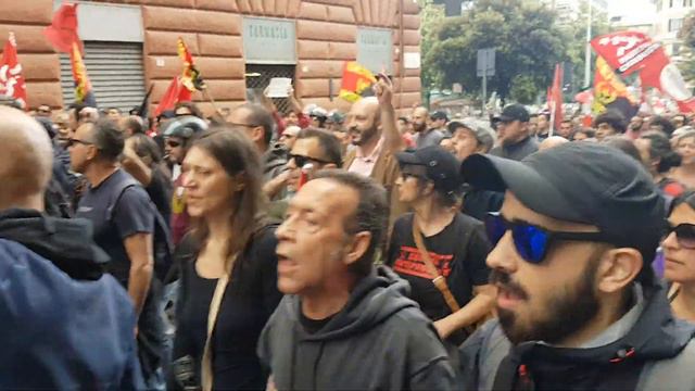 Gli Antifa cercano di forzare il blocco di via Palestro смотреть онлайн