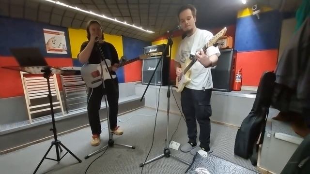 Arctic Monkeys - I Bet You Look Good on the Dancefloor (repetition) смотреть онлайн