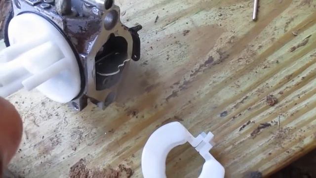 Cleaning carburetor on Briggs & Stratton Intek 17.5 HP Engine смотреть онлайн