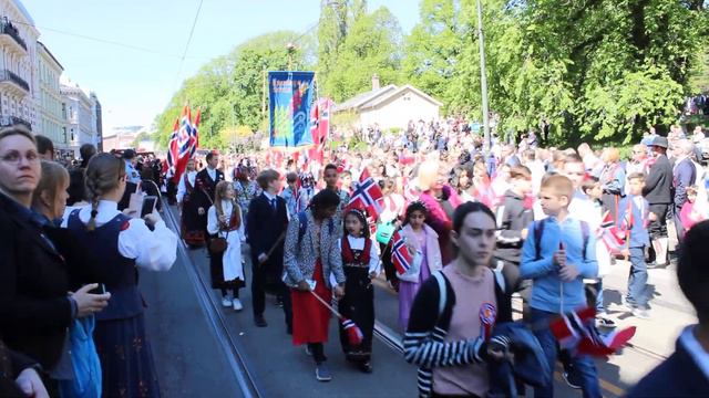 Норвегия Осло 17 мая день Независимости-праздничный парад в центре города национальные костюмы 50 смотреть онлайн