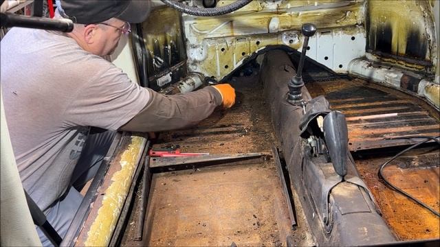 VW Beetle Floor Pan Restore with Rustoleum - Also Super Beetle смотреть онлайн