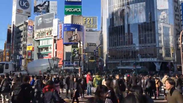 Time lapse of the busy Shibuya crossing in Tokyo смотреть онлайн