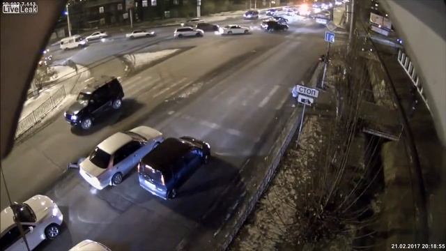 Патриот сбивает человека на пешеходном переходе. смотреть онлайн