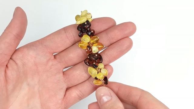 Собираем браслет с крошкой и бусинами янтаря смотреть онлайн