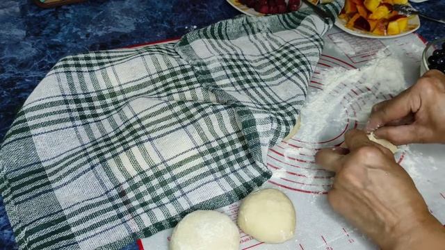 Пирожки с ягодами и персиками / Нежнейшее невесомое тесто. смотреть онлайн