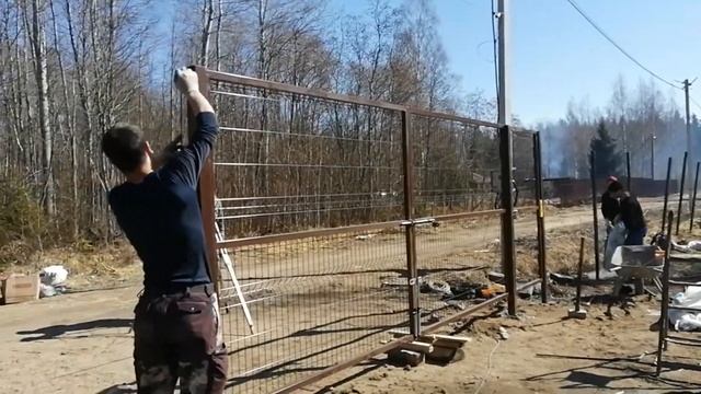 Монтаж забора из 3D сетки гиттер. СНТ Ромашские усадьбы. Весна 2021 год. смотреть онлайн