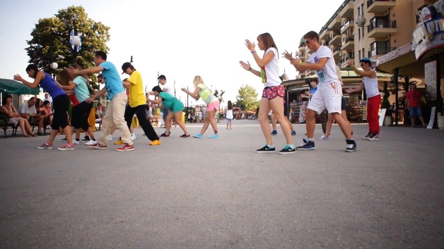 Танцевальный флешмоб под дабстеп в Болгарии (школа Дракона) смотреть онлайн