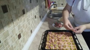 Пицца с маринованными огурцами,...и плавленым  сырком. ??