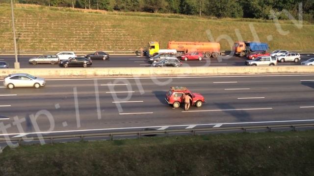 МКАД у бензовоза отлетело колесо смотреть онлайн