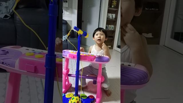 A cute little boy imitating Queen Freddie Mercury~!!! LIVE AID! смотреть онлайн