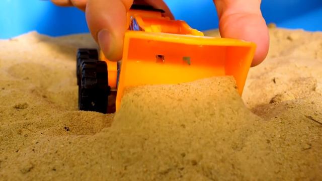 Ищем сюрпризы в песочнице! — Развивающие игры для самых маленьких про машинки в песке смотреть онлайн