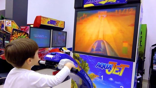 Игровые аттракционы. Вадик катается на Гидроцикле!