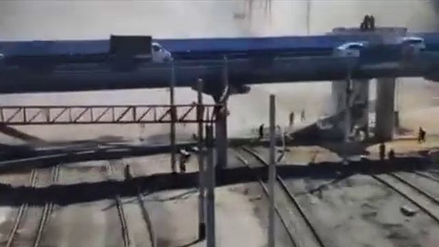 ОБРУШЕНИЯ БАЛОК при строительстве моста в Ташкенте на грузовой автомобиль!! смотреть онлайн