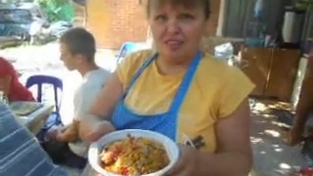 Лаган. Угощает тетя Галя, сестра Ирины, хозяйки дома смотреть онлайн