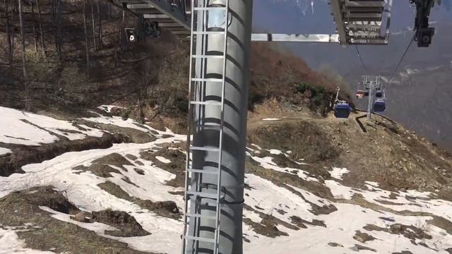 Спуск с гор. Сочи. Красивая поездка на подвесной дороге. Красная поляна. смотреть онлайн