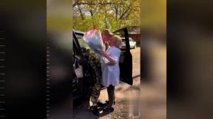 живой вернулся с сво к маме на работу.