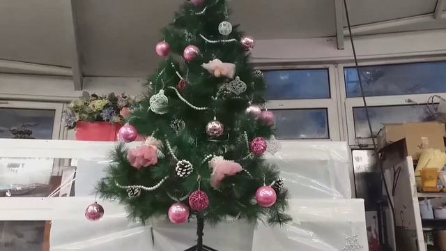 На работе началась подготовка к Новому году! смотреть онлайн