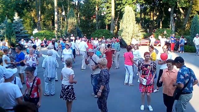 109. Мне по барабану. Танцевать ретро танцы в парке горького Харьков под ретро музыку. смотреть онлайн