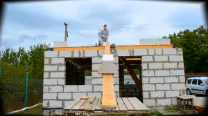 Серия 28 / Как поднять газобетонный блок на второй этаж / Капитальный дом для своей семьи.mp4