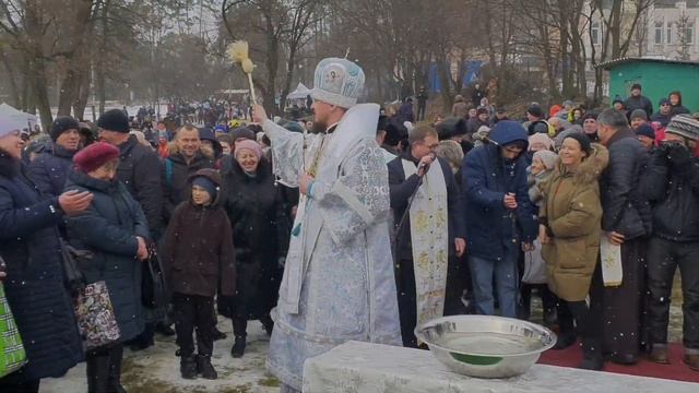 ? Крещение Господне в житомирском гидропарке. Окунание в ледяную воду. смотреть онлайн