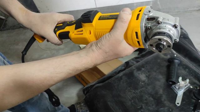 УШМ (болгарка) DeWalt 4075 - 125 мм. 1600 w. (распаковка) смотреть онлайн