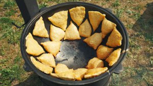 Вот так нужно готовить самсу в чугунном казане на костре.