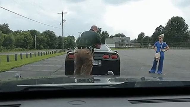 Парень напугал девушку, смотреть до конца смотреть онлайн