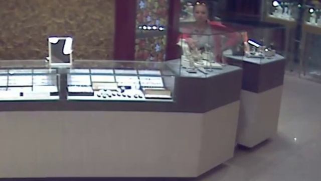 Девушка ворует в ювелирном магазине смотреть онлайн