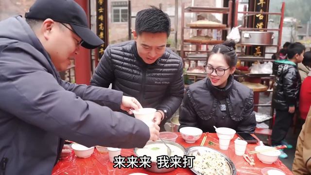 把农村酒席吃成自助餐，特色炒面红烧猪蹄荔枝肉，一道接一道吃不完，根本吃不完 #小文哥吃吃吃 смотреть онлайн