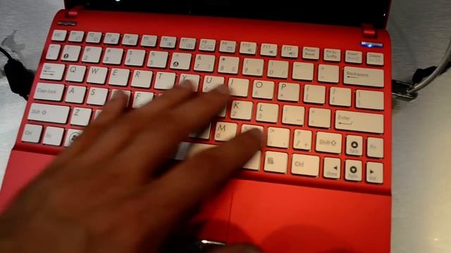 ASUS 1025CE netbook magyar nyelvű bemutató - Computex 2011 - mobilx смотреть онлайн