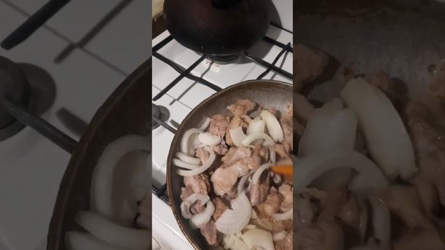 Жаркое из баранины по быстрому из 3 ингредиентов ( мясо, соль и лук )