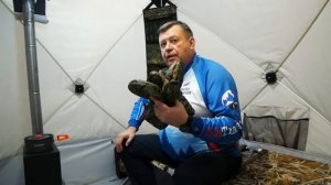 Комфортное расположение одного рыбака в зимней палатке. Размещаем источник тепла и лунки для рыбалк