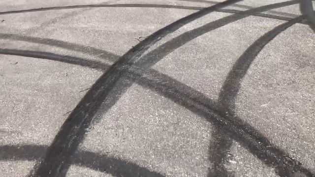 Can a Tesla do a better donut than a Ferrari? смотреть онлайн
