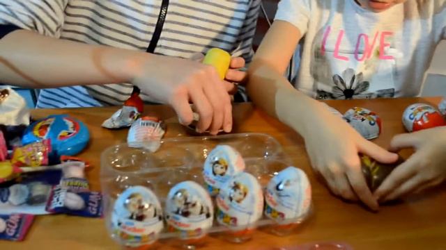 распаковка KINDER сюрприз пробуем сладости из USA KINDER surprise unpacking try sweets from USA смотреть онлайн