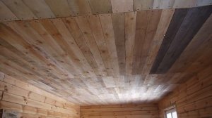 Монтаж чернового потолка в доме из бруса