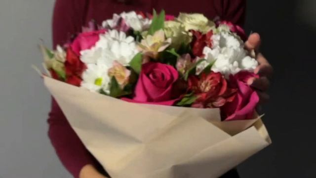 Букет из белых и розовых эквадорских роз и альстромерий микс - L смотреть онлайн