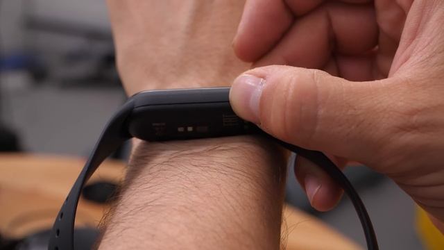 The bizarre flashing lights on a smartwatch смотреть онлайн