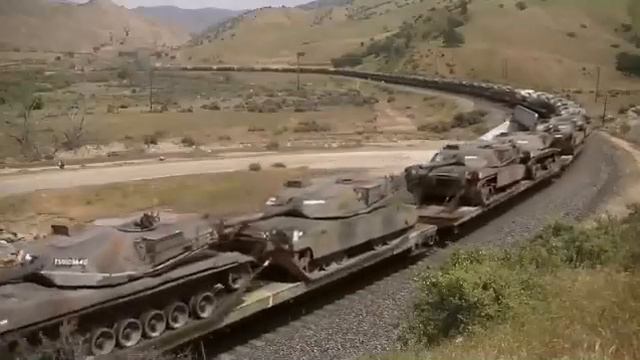 Гигантский состав везёт танки M1A1 Abrams на модернизацию