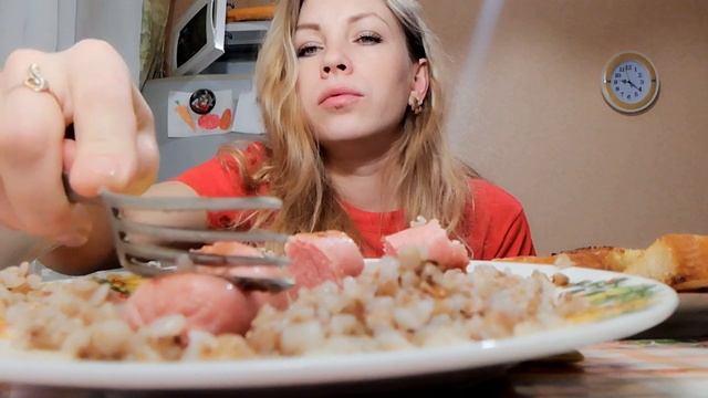 МУКБАНГ КАША ГРЕЧКА СОСИСКИ КАПУСТА КВАШЕНАЯ ГРЕНКИ смотреть онлайн