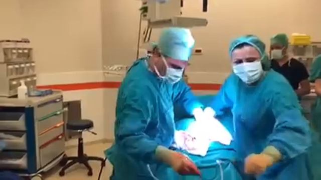 İkiz doğum, sezaryen ikiz gebelik / Twin cesarean delivery смотреть онлайн