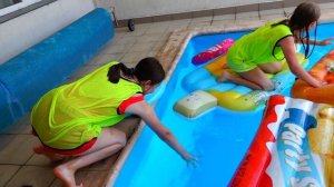 СОРЕВНОВАНИЯ в Бассейне! Амелька и девочки против Мальчиков! Кто окажется победителем?